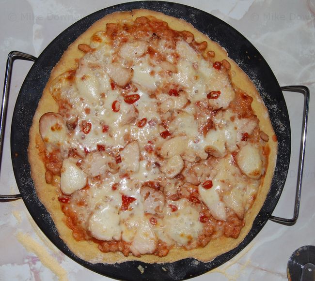 Baked bean and chicken pizza