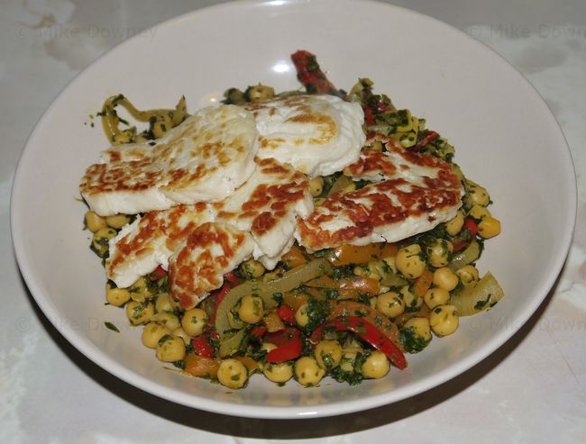 Chickpeas with spinach and halloumi